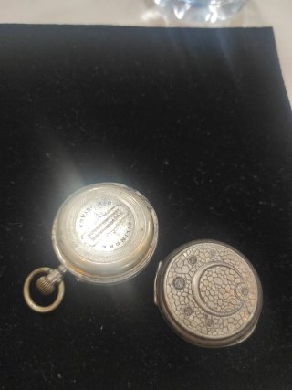 Reloj de bolsillo antiguo plateado