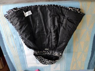 Chaqueta con capucha estampada
