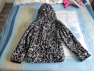 Chaqueta con capucha estampada