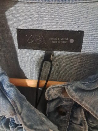Blusa vaquera Zara con volantes