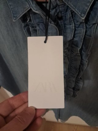 Blusa vaquera Zara con volantes