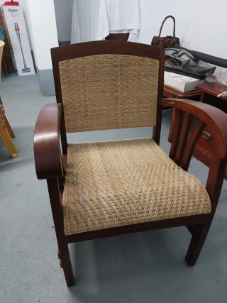 Sillón de madera y ratán