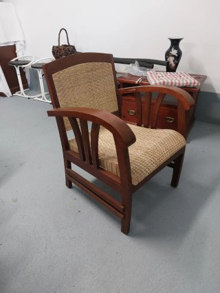 Sillón de madera y ratán