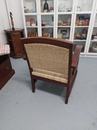 Sillón de madera y ratán
