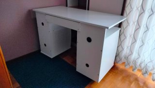 Escritorio blanco moderno y funcional