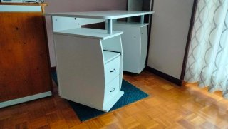 Escritorio blanco moderno y funcional