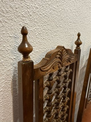 Conjunto de 3 sillas de madera y cuero