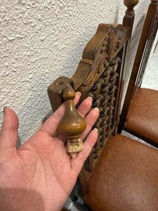 Conjunto de 3 sillas de madera y cuero