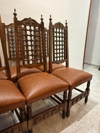 Conjunto de 3 sillas de madera y cuero