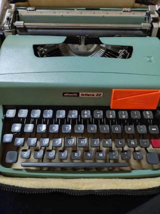 Máquina de escribir Olivetti Lettera 32
