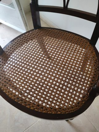 Sillón de madera con asiento de rejilla