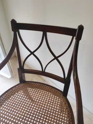 Sillón de madera con asiento de rejilla