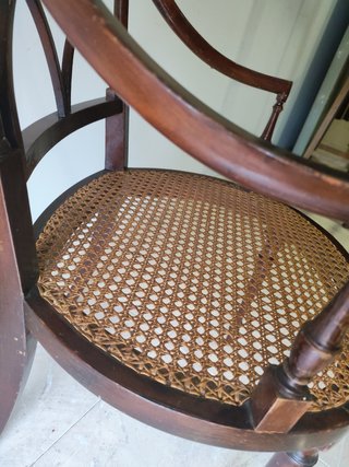 Sillón de madera con asiento de rejilla