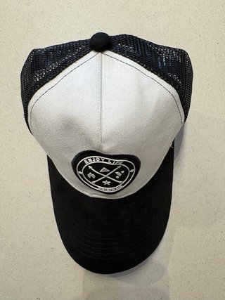 Gorra Trucker Blanca y Negra Enjoy Life