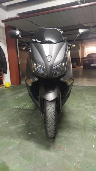 Yamaha TMAX Negra y Dorada