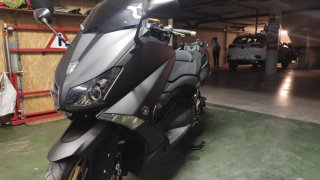 Yamaha TMAX Negra y Dorada