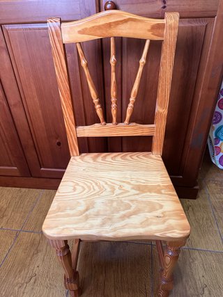 Silla de madera de pino 2 x 30€