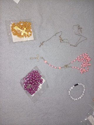 Rosarios y pulsera religiosa