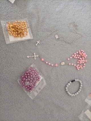 Rosarios y pulsera religiosa