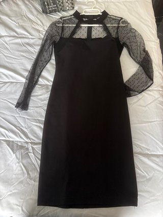 Vestido negro con mangas de encaje