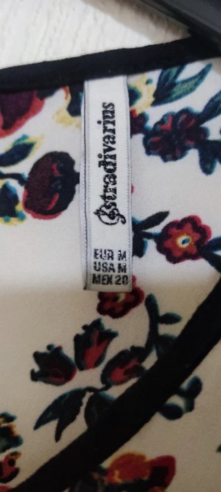 Camisa Stradivarius flores multicolor