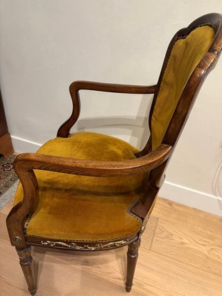 Silla clásica de madera ornamentada y terciopelo.