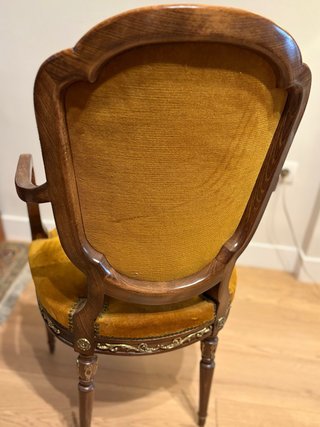 Silla clásica de madera ornamentada y terciopelo.