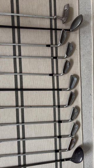 Juego 11 palos de golf de diferentes marcas.