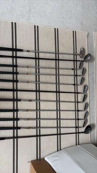 Juego 11 palos de golf de diferentes marcas.