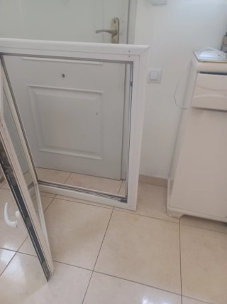 Ventana blanca de aluminio
