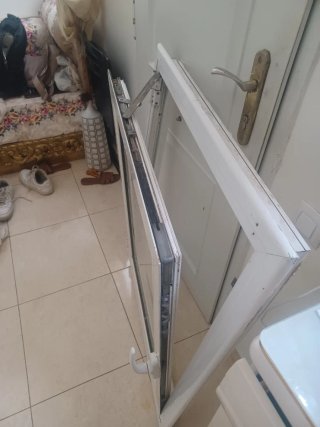 Ventana blanca de aluminio
