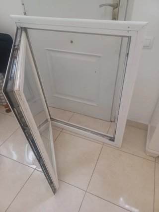 Ventana blanca de aluminio