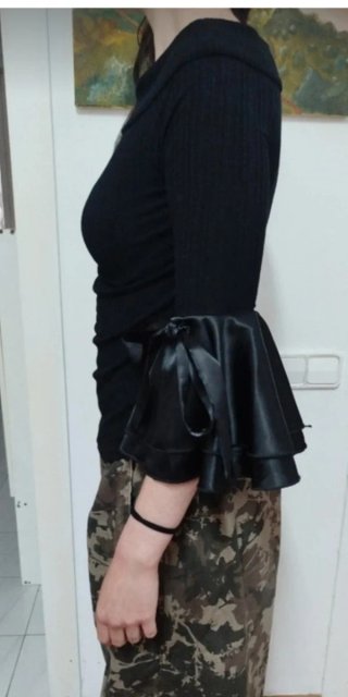 Jersey negro con mangas acampanadas