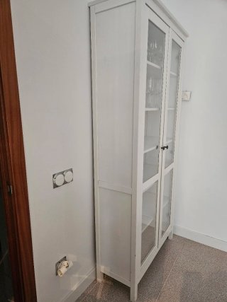 Vitrina de cristal y madera blanca