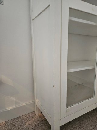 Vitrina de cristal y madera blanca