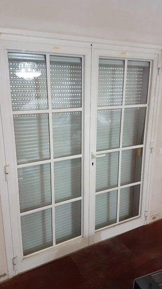 Puerta de aluminio con palillería