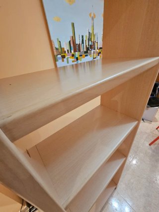 Estantería de madera beige y rosa