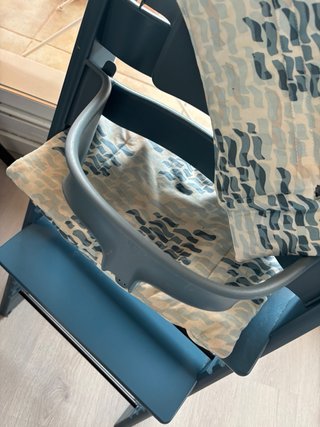 Trona Stokke con cuscini e tavolo