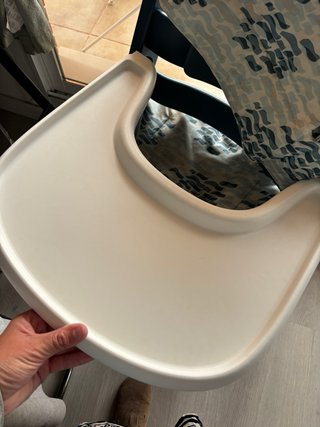 Trona Stokke con cuscini e tavolo