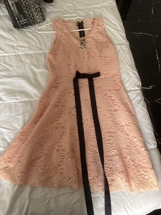 Vestido rosa palo encaje lazo negro