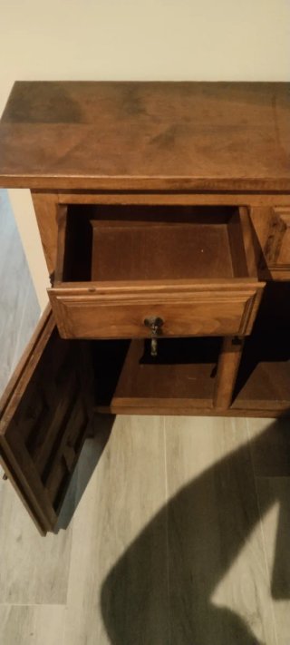 Mueble de entrada de madera rústico y perchero