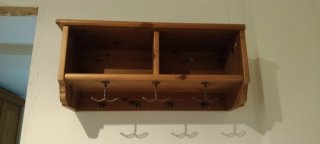 Mueble de entrada de madera rústico y perchero