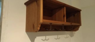 Mueble de entrada de madera rústico y perchero