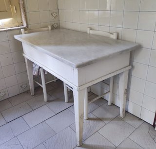 Mesa de cocina antigua de castaño y mármol