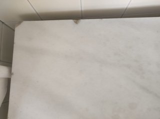 Mesa de cocina antigua de castaño y mármol