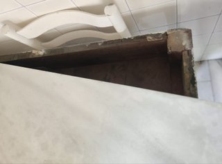 Mesa de cocina antigua de castaño y mármol