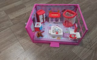 Casita de muñecas rosa con muebles