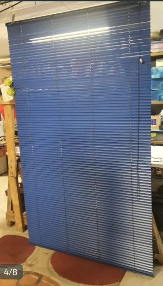 Persiana veneciana azul de aluminio