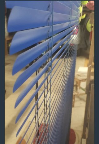 Persiana veneciana azul de aluminio