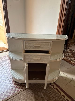 Mueble blanco con cristales